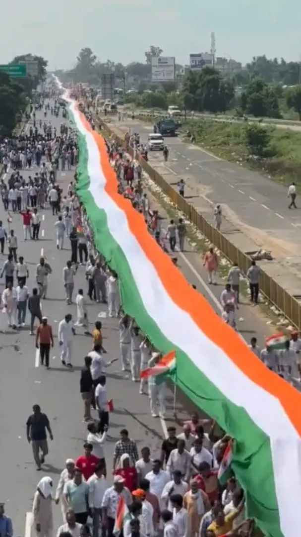पलवल में तिरंगा यात्रा: गौरव गौतम के नेतृत्व में 5 किमी लंबे तिरंगे के साथ उमड़ा जनसैलाब
