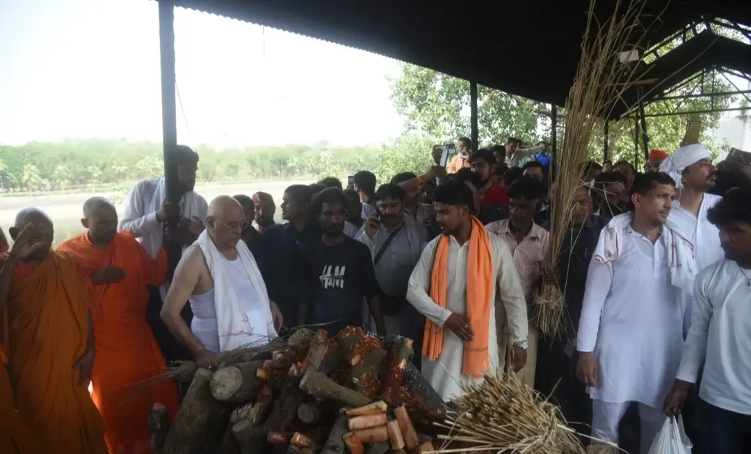 प्रतीक यादव का लखनऊ में अंतिम संस्कार, ससुर अरविंद बिष्ट ने दी मुखाग्नि; अखिलेश की आँखें हुईं नम