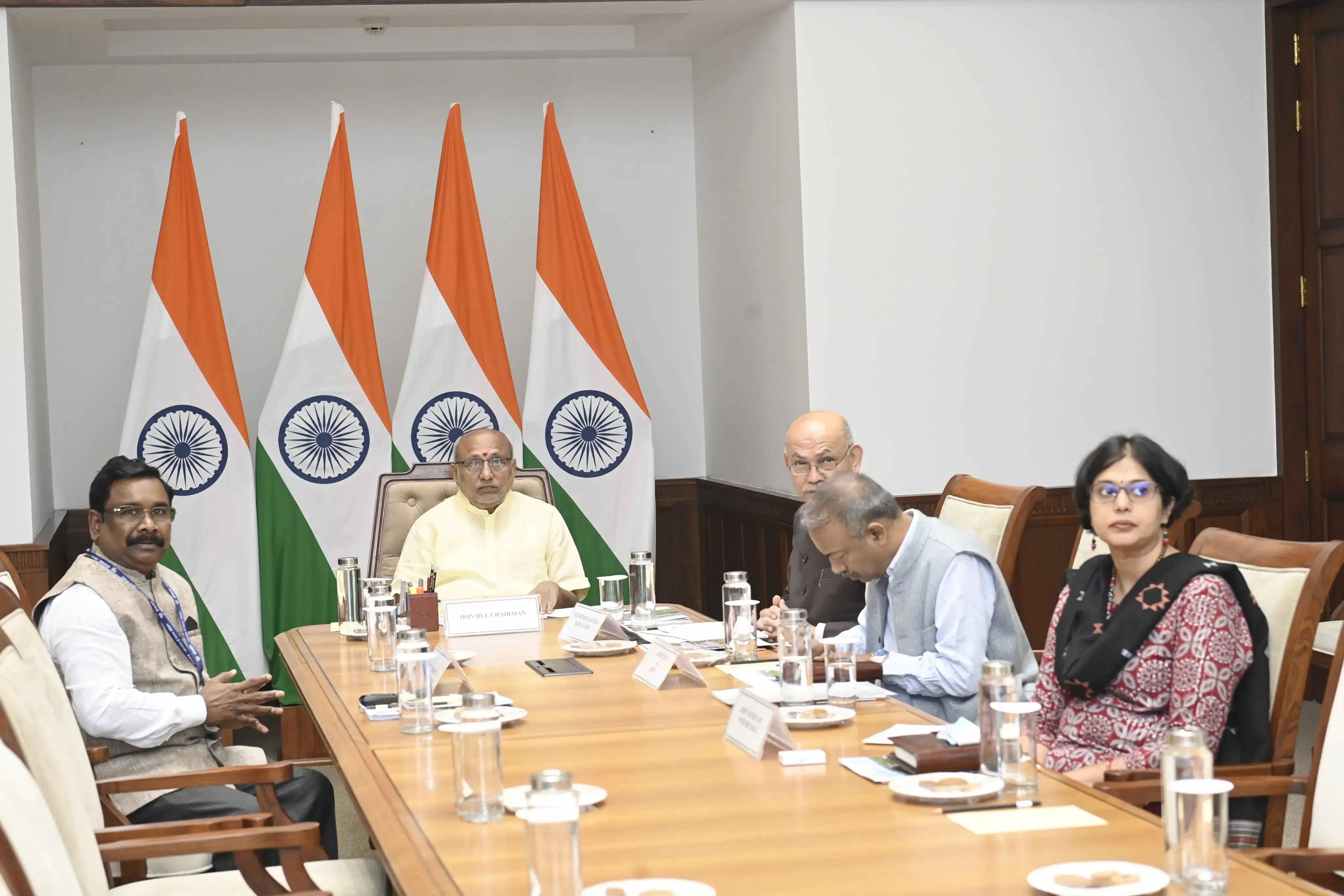 क्या पांडिचेरी विश्वविद्यालय के कुलपति ने उपराष्ट्रपति से छात्र कल्याण और नवाचार पर चर्चा की?