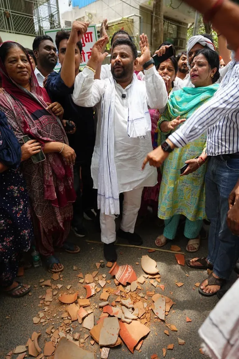 दिल्ली जल संकट: कोंडली में 'आप' विधायक कुलदीप कुमार के नेतृत्व में मटका फोड़ प्रदर्शन, BJP सरकार पर निशाना