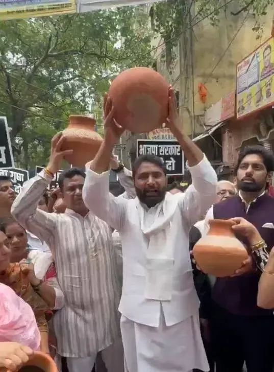 दिल्ली जल संकट: करोलबाग में AAP का मटका फोड़ प्रदर्शन, विधायक विशेष रवि ने BJP पर साधा निशाना