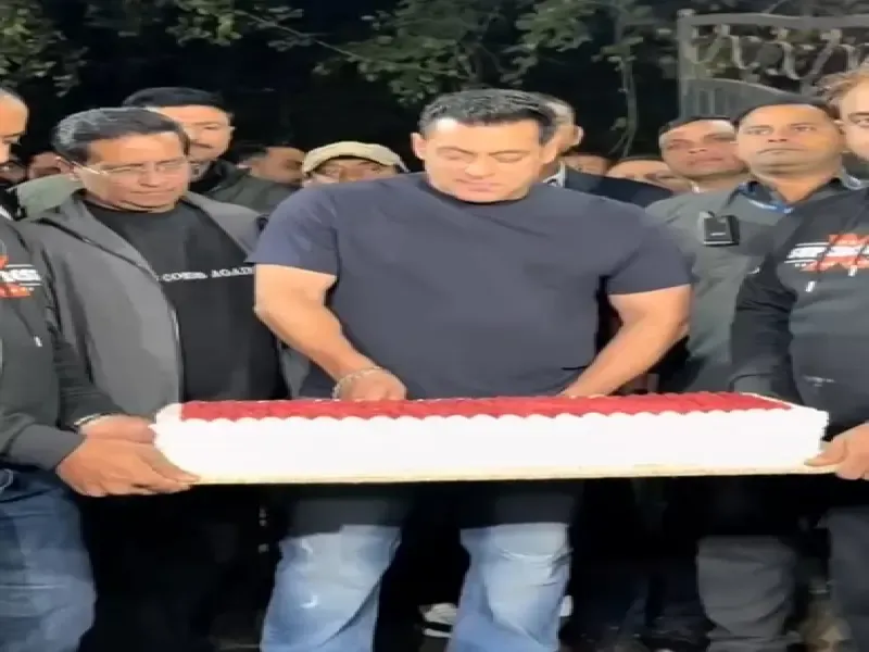 क्या सलमान खान ने पनवेल फार्महाउस पर पैपराजी के साथ जन्मदिन का केक काटा और फैंस पर प्यार लुटाया?