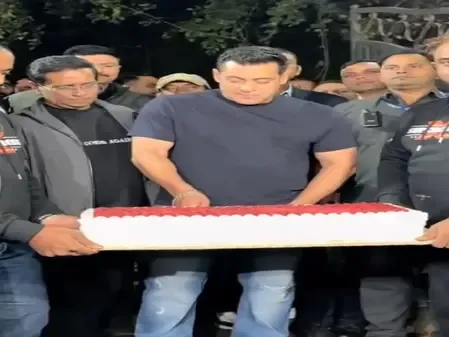 पनवेल फार्महाउस पर सलमान खान ने पैपराजी के साथ काटा केक, फैंस पर भी लुटाया प्यार
