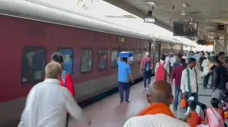 पनवेल स्टेशन पर अचानक लिफ्ट गिरने से 4 यात्री फंसे, रेस्क्यू ऑपरेशन जारी