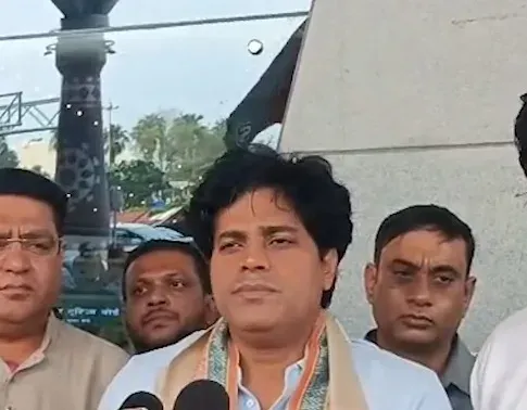 पेपर लीक पर इमरान प्रतापगढ़ी का केंद्र पर प्रहार: '21 छात्रों की मौत, शिक्षा मंत्री दें इस्तीफा'