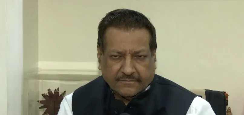 पृथ्वीराज चव्हाण का सरकार पर हमला: पेपर लीक माफिया, ऑपरेशन सिंदूर जांच और नासिक कुंभ के ₹35,000 करोड़ पर सवाल