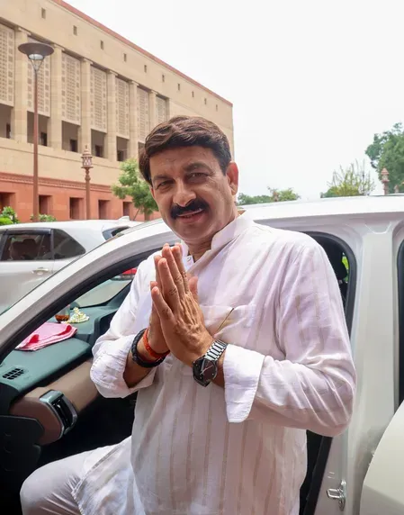 पप्पू यादव के भगवा वस्त्र विरोध पर मनोज तिवारी का हमला: 'सनातन का अपमान, कड़ी सजा मिले'