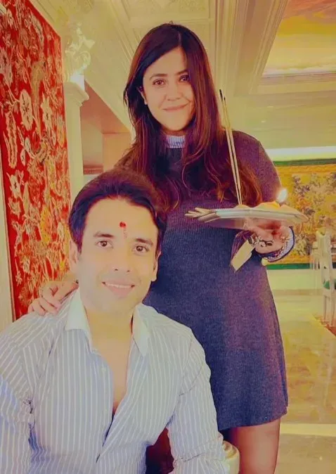 बॉलीवुड के वो सेलेब्स जो पर्दे पर ही नहीं, असल ज़िंदगी में भी हैं भाई-बहन