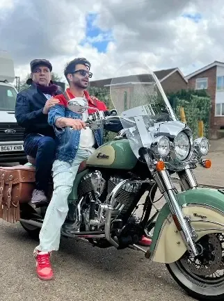 अपारशक्ति खुराना ने परेश रावल को बाइक पर पीछे बिठाकर शेयर किया मजेदार वीडियो