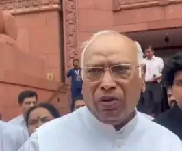 नीट अनियमितता और लाठीचार्ज पर विपक्ष का हमला: खड़गे बोले — परीक्षा सक्षम संस्था को सौंपो
