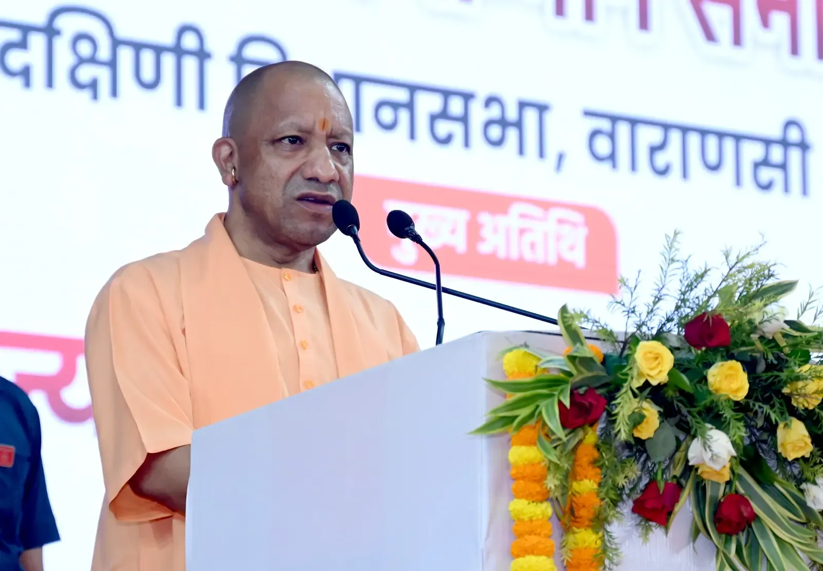 योगी का अखिलेश पर तंज: 'परिवार को प्रदेश मानने वालों की दुर्गति तय', प्रयागराज में माफिया ज़मीन पर गरीबों के आवास का ऐलान