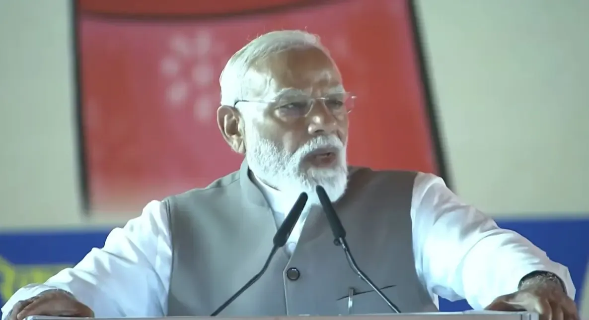 PM मोदी का वाराणसी में विपक्ष पर हमला: 'परिवारवादी दल नारी शक्ति से डरे हुए, महिला आरक्षण को दी लाल झंडी'