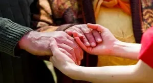 हाथों में कंपकंपी से मांसपेशियों में जकड़न तक, 'पार्किंसन' के शुरुआती लक्षणों को समय रहते पहचानना जरूरी