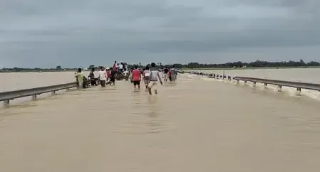 पश्चिम बंगाल के मिदनापुर में बारिश बनी आफत, कई इलाकों में बाढ़ की स्थिति 