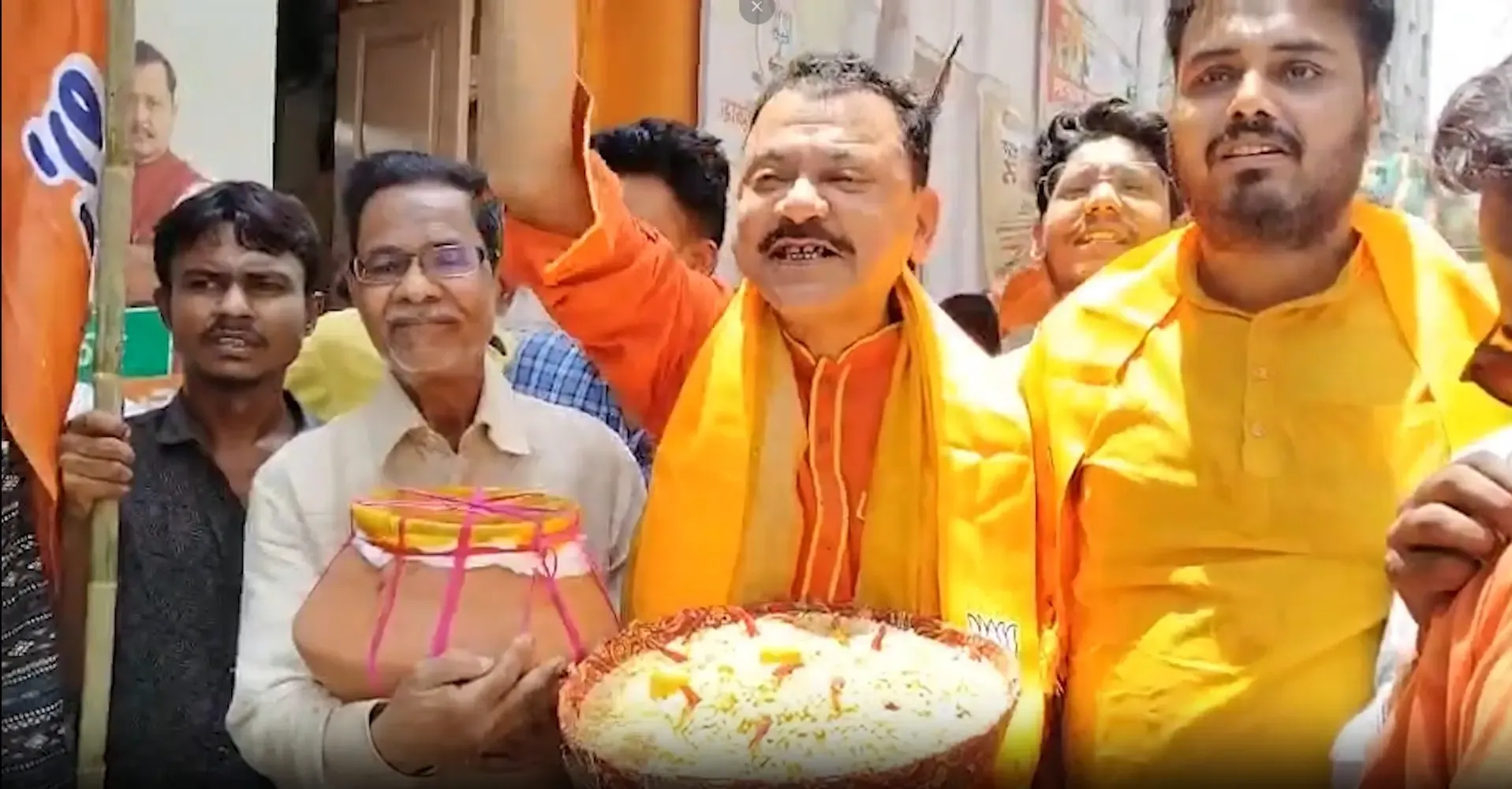 पश्चिम बंगाल चुनाव 2026: भाजपा की बढ़त पर कोलकाता में कमला भोग और झाल मुड़ी से जश्न, 'जय श्रीराम' के नारे गूंजे