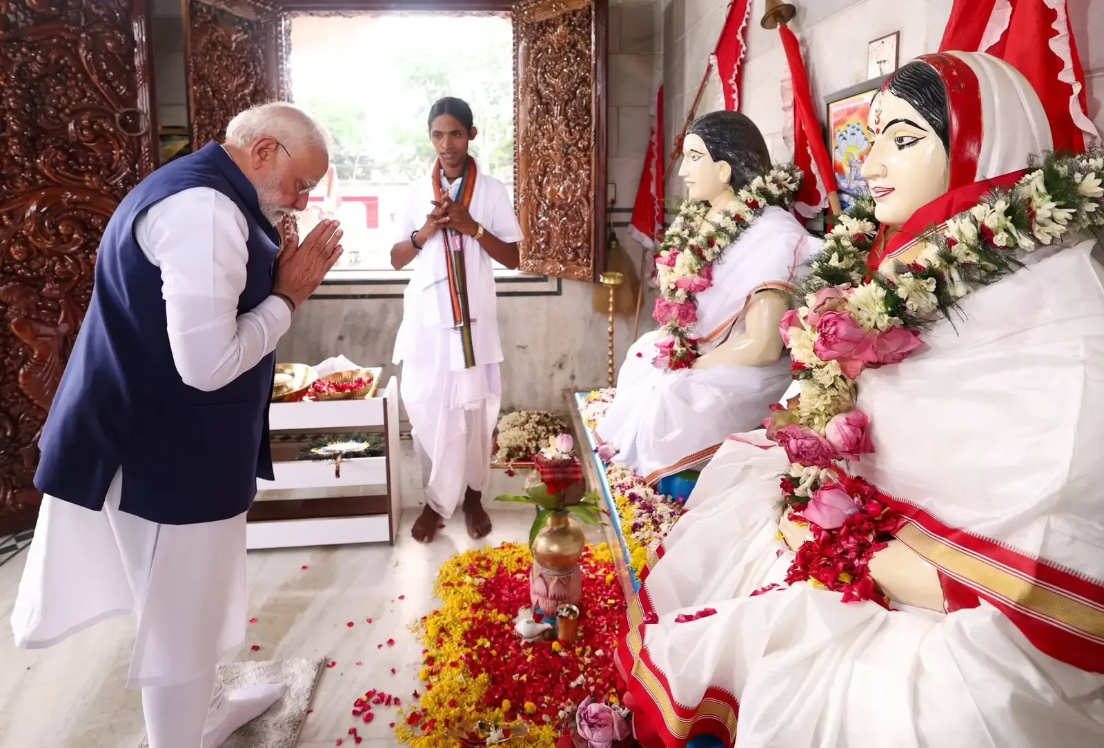 मतुआ ठाकुर मंदिर में PM मोदी ने की पूजा, बंगाल चुनाव के बीच घुसपैठियों को कड़ी चेतावनी