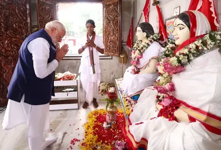 मतुआ ठाकुर मंदिर में PM मोदी ने की पूजा, बंगाल चुनाव के बीच घुसपैठियों को कड़ी चेतावनी