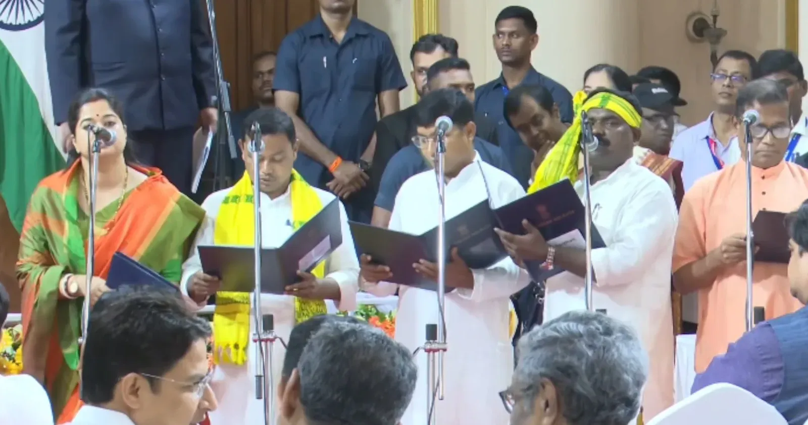 पश्चिम बंगाल मंत्रिमंडल विस्तार: राज्यपाल आरएन रवि ने 35 नए मंत्रियों को दिलाई शपथ, कुल संख्या 41 हुई