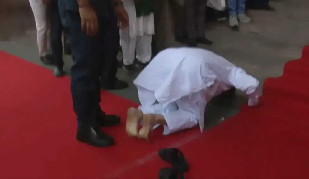 सुवेंदु अधिकारी ने बंगाल विधानसभा की सीढ़ियों पर किया दंडवत प्रणाम, CM के रूप में पहली एंट्री