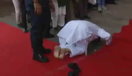 पश्चिम बंगाल : सीढ़ियों पर दंडवत प्रणाम, सीएम सुवेंदु अधिकारी ने विधानसभा में ऐसे ली एंट्री