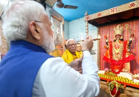 रोड शो के बीच पीएम मोदी ने कोलकाता के ऐतिहासिक थंथानिया कालीबाड़ी में की पूजा-अर्चना