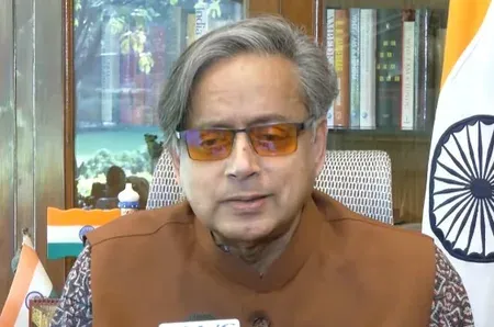 पासपोर्ट और आधार को नागरिकता का वैध प्रमाण बनाए कानून: शशि थरूर की संशोधन माँग