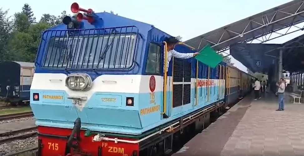 पठानकोट-जोगिंदर नगर नैरोगेज ट्रेन चार साल बाद बहाल, चक्की दरिया पुल पुनर्निर्माण के बाद पंजाब-हिमाचल रेल संपर्क जुड़ा