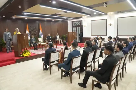 How Do Patience and Listening Shape Humane Governance?