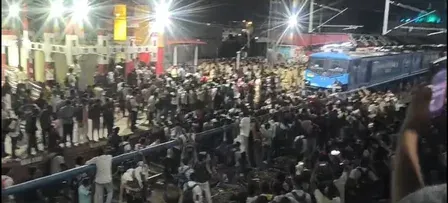 पाटलिपुत्र स्टेशन पर परीक्षार्थियों का उपद्रव: एग्जाम स्पेशल ट्रेन में तोड़फोड़, पुलिस ने की हवाई फायरिंग