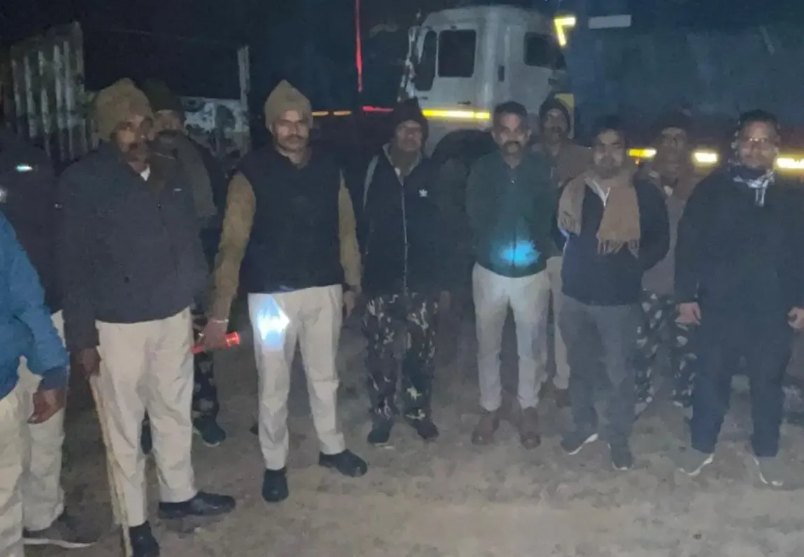 Did Patna Administration Just Crack Down on Sand Mafia by Seizing 4 Trucks and Imposing a Rs 36 Lakh Fine?