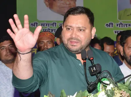 Why has the Patna administration sent a second reminder to Tejashwi Yadav regarding dual EPIC numbers?