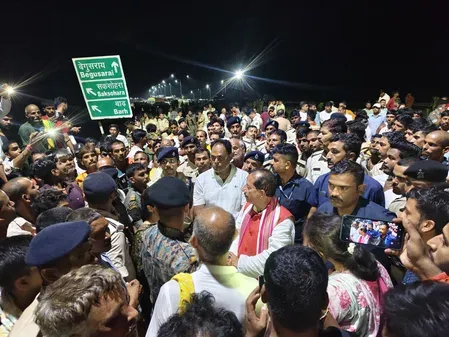 पटना के बेढ़ना गांव में संदिग्ध जहरीली शराब से 4 मौतें, मंत्री विजय सिन्हा पहुंचे परिजनों के पास