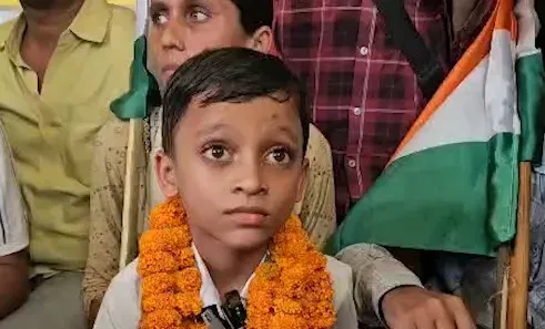 पटना: वायरल बॉय आदित्य राज का गर्दनीबाग में धरना, पुलिस कार्रवाई और PM मोदी से मुलाकात की मांग