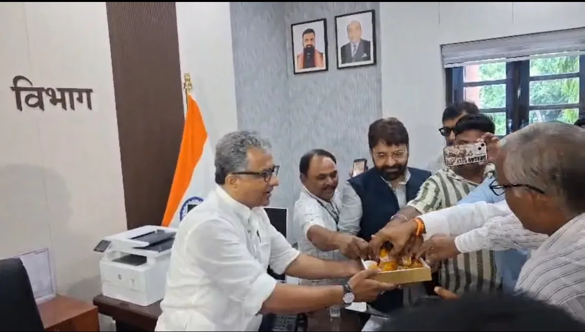 पटना नगर निगम सफाईकर्मियों की 8 दिन की हड़ताल खत्म, मंत्री नीतीश मिश्रा से वार्ता में बनी सहमति