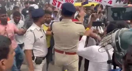 पटना की सड़कों पर एसटीईटी परीक्षा की मांग को लेकर उतरे छात्र, पुलिस ने भांजी लाठियां