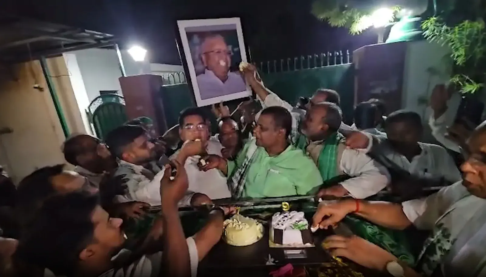 लालू प्रसाद यादव का 79वाँ जन्मदिन: राबड़ी आवास पर ढोल-नगाड़े, कार्यकर्ताओं ने केक काटकर मनाया जश्न