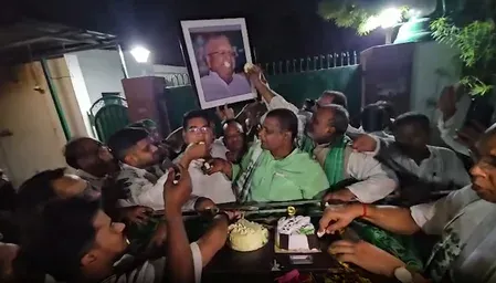 पटना: लालू यादव के 79वें जन्मदिन पर ढोल-नगाड़े के साथ आवास पर पहुंचे कार्यकर्ता, काटा गया केक