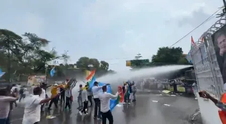 पटना में छात्रों का प्रदर्शन, सीएम आवास मार्च के दौरान बैरिकेडिंग तोड़ी; प्रदर्शनकारियों पर पानी की बौछार 