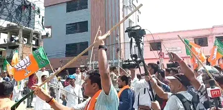 पटना में भाजपा-कांग्रेस कार्यकर्ताओं की हिंसक झड़प, सदाकत आश्रम के बाहर चले ईंट-पत्थर