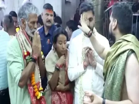 पत्नी अंकिता कुंवर के साथ बाबा महाकाल के दर्शन करने पहुंचे मिलिंद सोमन