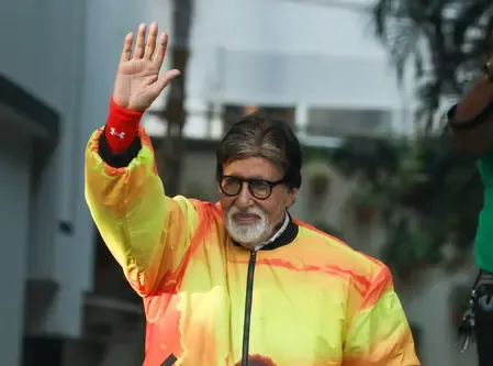 पत्नी जया और अभिषेक के साथ फिल्मफेयर पुरस्कार पाकर अमिताभ बच्चन हैं बेहद खुश, जताया आभार