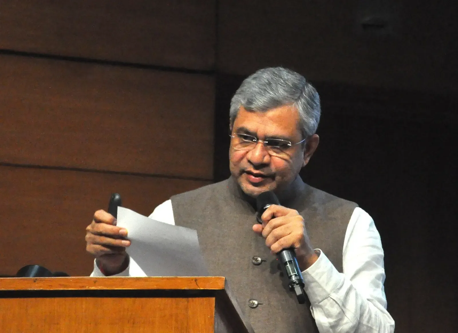 क्या पत्तन, पोत परिवहन और जलमार्ग मंत्रालय ने स्वच्छता और सुशासन के लिए विशेष अभियान चलाया?