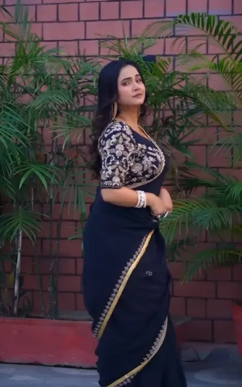 क्या त्रिशा कर मधु ने पवन सिंह और नीलम गिरी के गानों पर किया शानदार डांस?