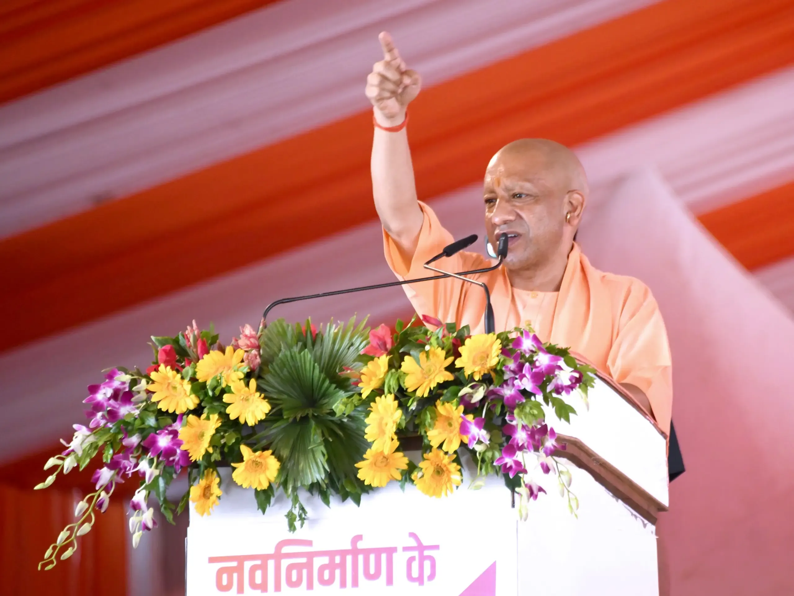 CM योगी का सहारनपुर में तीखा प्रहार: 'पहले पैसा कब्रिस्तान की दीवारों पर, अब ₹2,131 करोड़ की 325 विकास परियोजनाएँ'