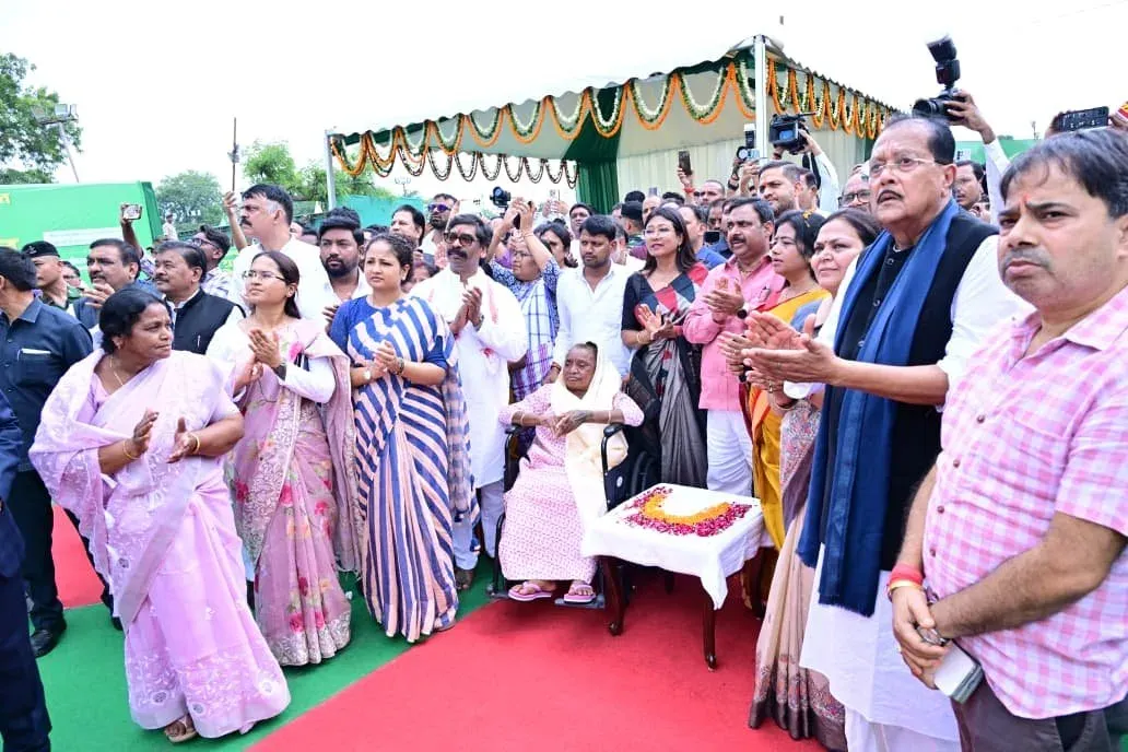 शिबू सोरेन की पहली पुण्यतिथि: नेमरा में CM हेमंत ने किया 14 फीट ऊंची प्रतिमा का अनावरण, ₹102.5 करोड़ की योजनाओं की सौगात