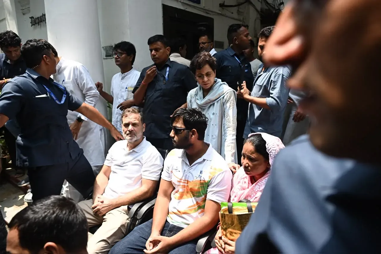 Rahul Gandhi at Parliament Street Police Station over Delhi pellet gun firing