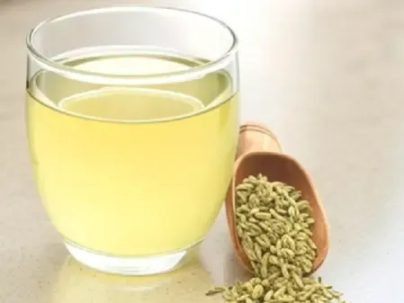 मासिक धर्म के दौरान पेट की ऐंठन और सूजन में सौंफ की चाय का असर