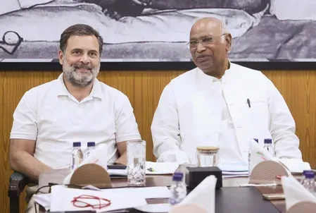 पेट्रोल-डीजल 10 दिनों में चौथी बार महंगा: राहुल गांधी और खड़गे ने मोदी सरकार पर साधा निशाना