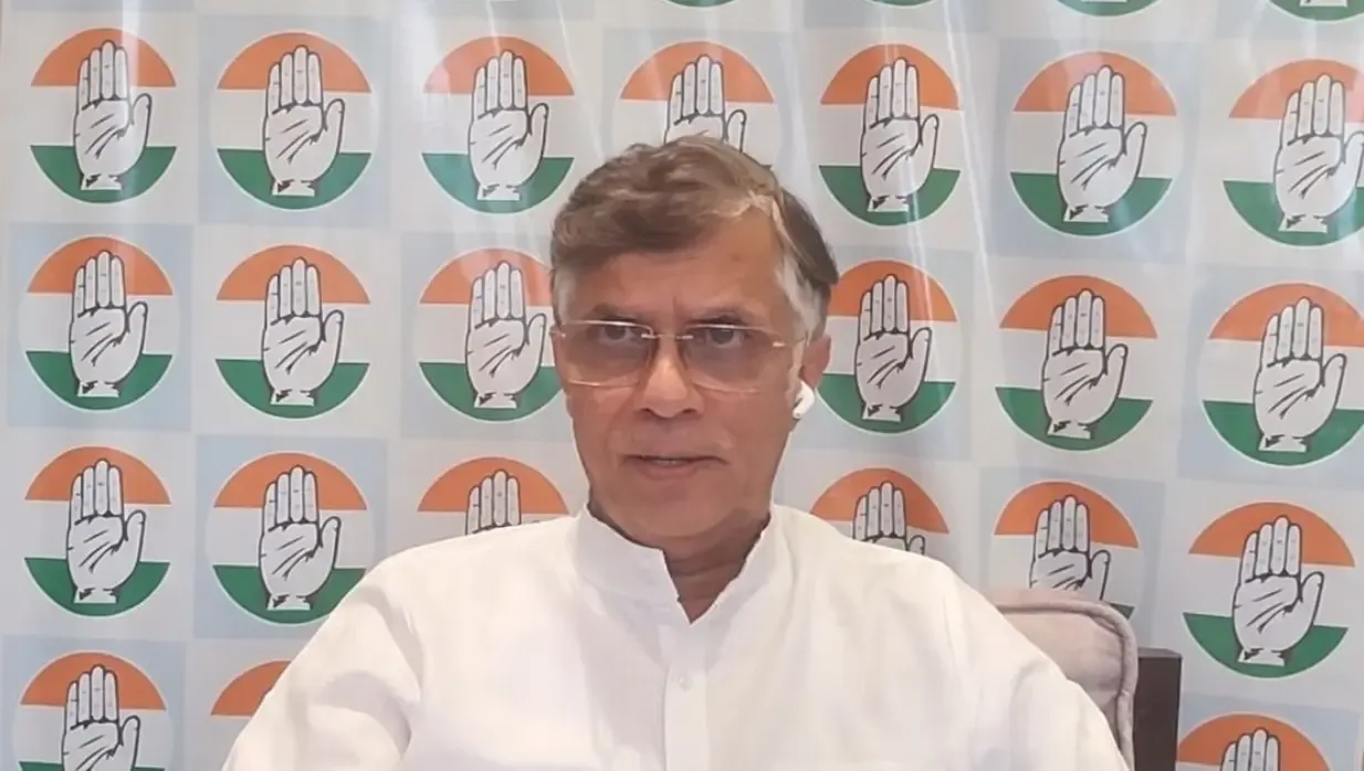 पेट्रोल-डीजल पर एक्साइज ड्यूटी में कटौती पर पवन खेड़ा का सवाल: आम आदमी को क्या मिला?