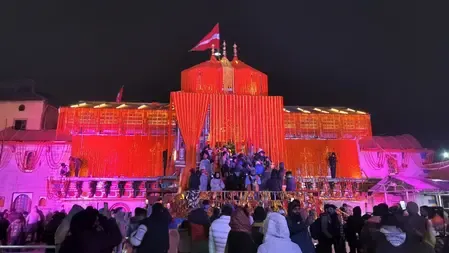 फूलों और रोशनी से जगमग बद्रीनाथ धाम, मंगलवार को बंद होंगे मंदिर के कपाट